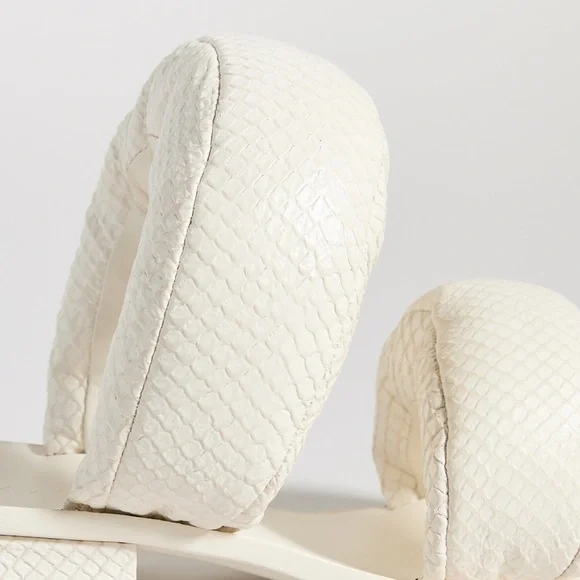 Cult Gaia X ROOM PILLOW PUFFY Sandals - Picture 5 of 7